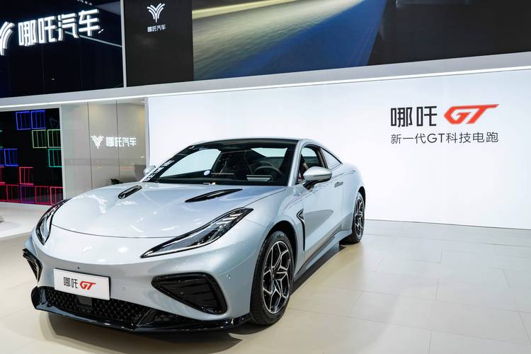 佛山141哪吒汽车在智能汽车领域的表现，领途汽车在新能源汽车市场中的影响力